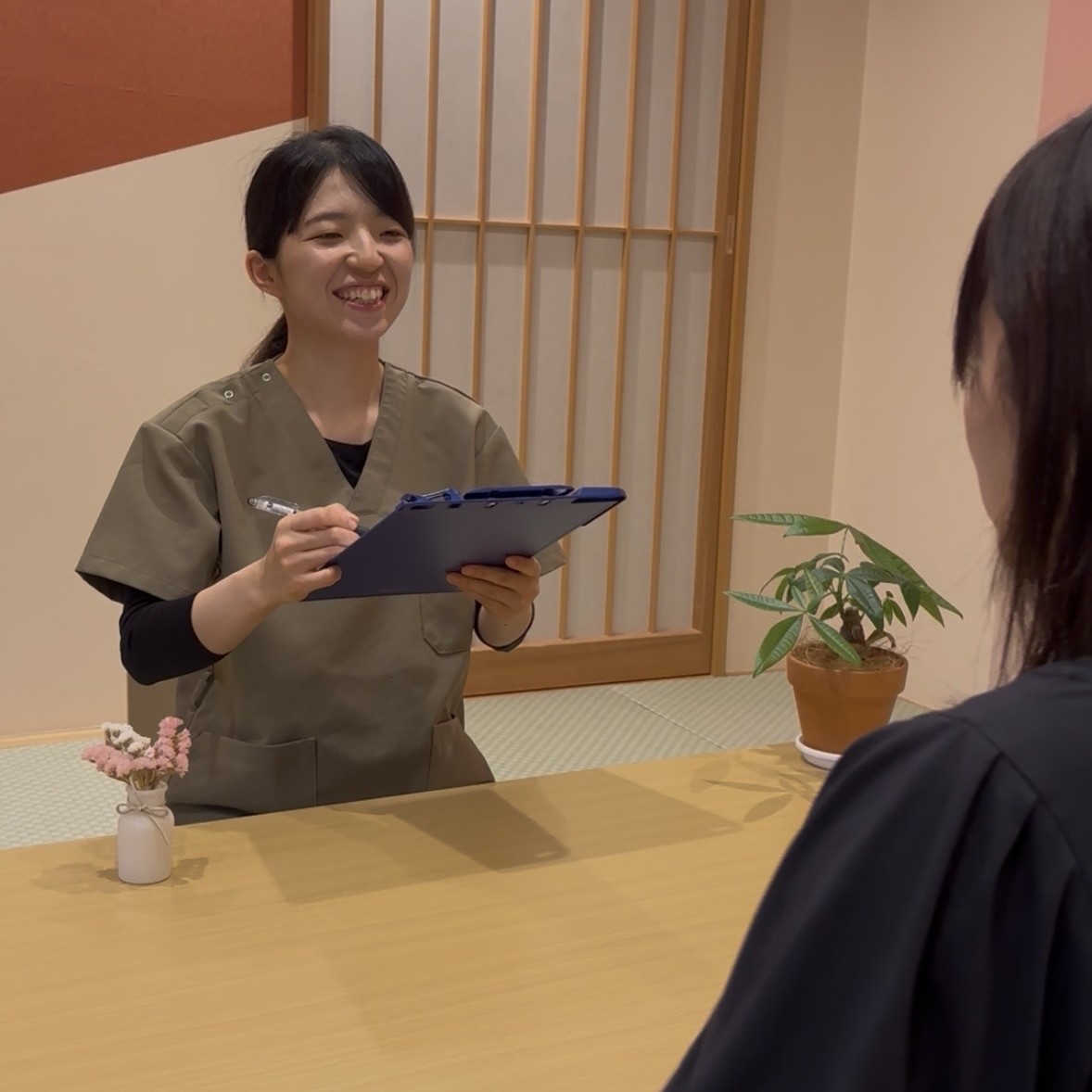 スタッフがお客様のお悩みを丁寧にお伺いしているカウンセリングの様子