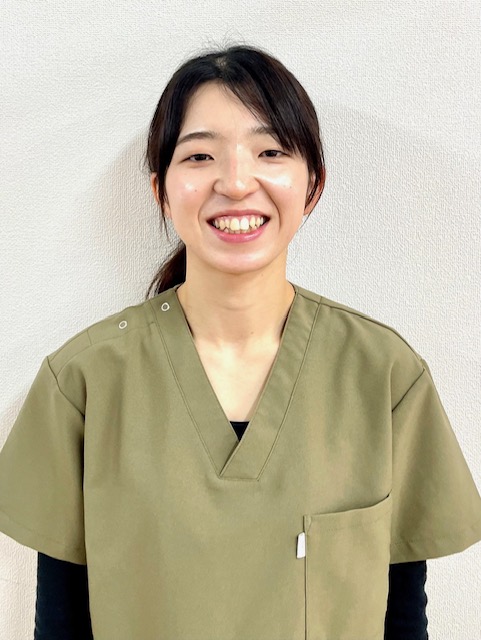 Linareの女性施術者が施術に向き合う様子