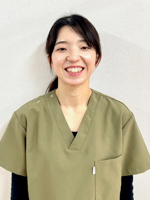 Linareの女性施術者が施術に向き合う様子